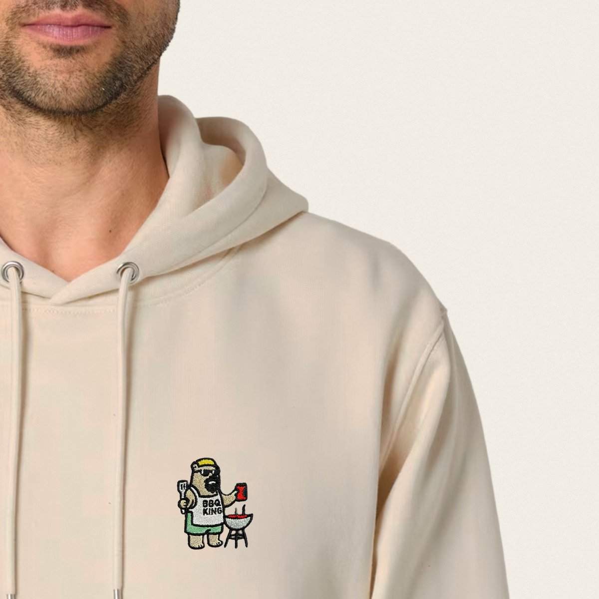 Bio Hoodie - BBQ Bär in Burgunder - Paw & Pixel Stickdesign