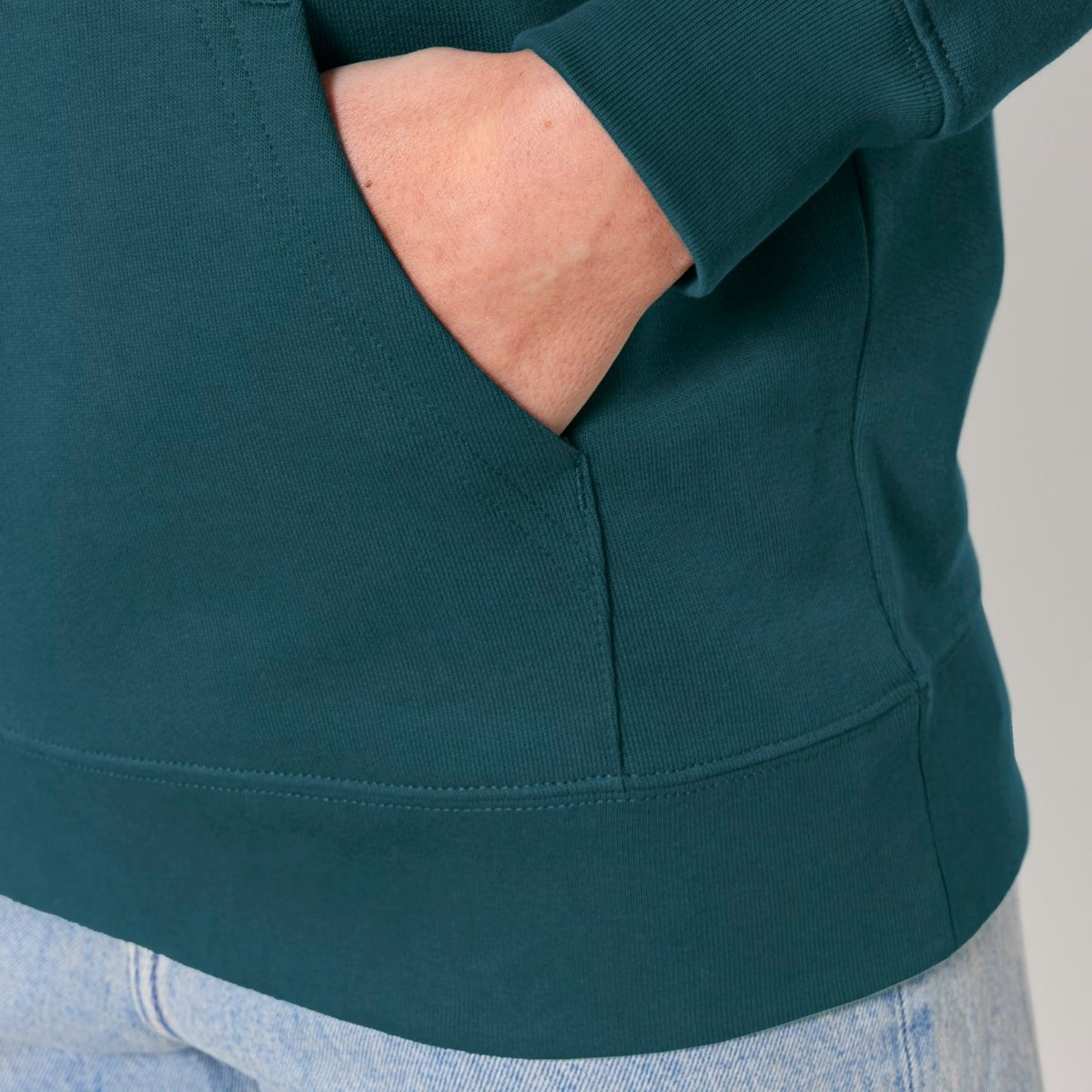 Bio Hoodie - Coffee Junkie in Burgunder - Paw & Pixel Stickdesign