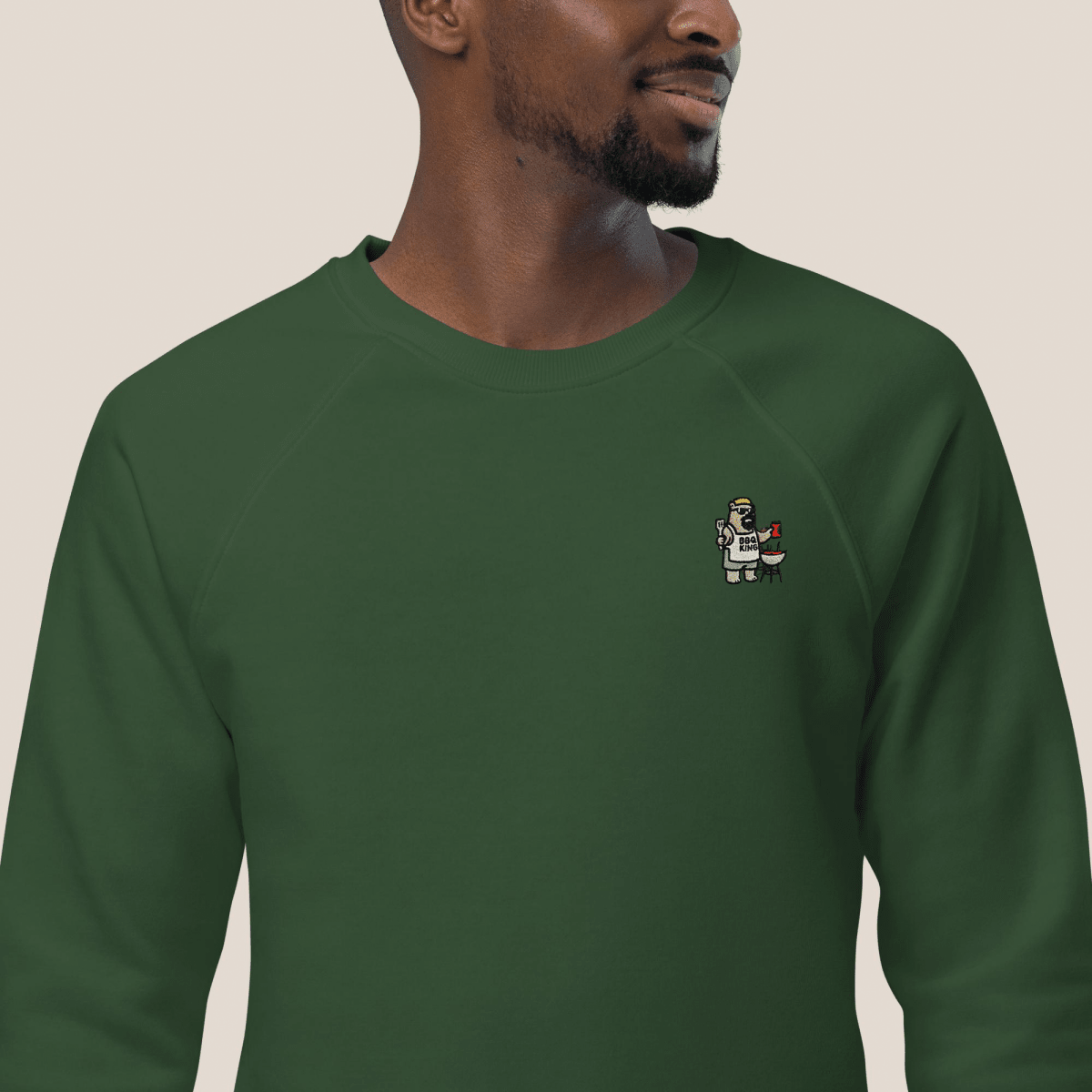 Bio Sweatshirt - BBQ Bär in Burgunder - Paw & Pixel Stickdesign