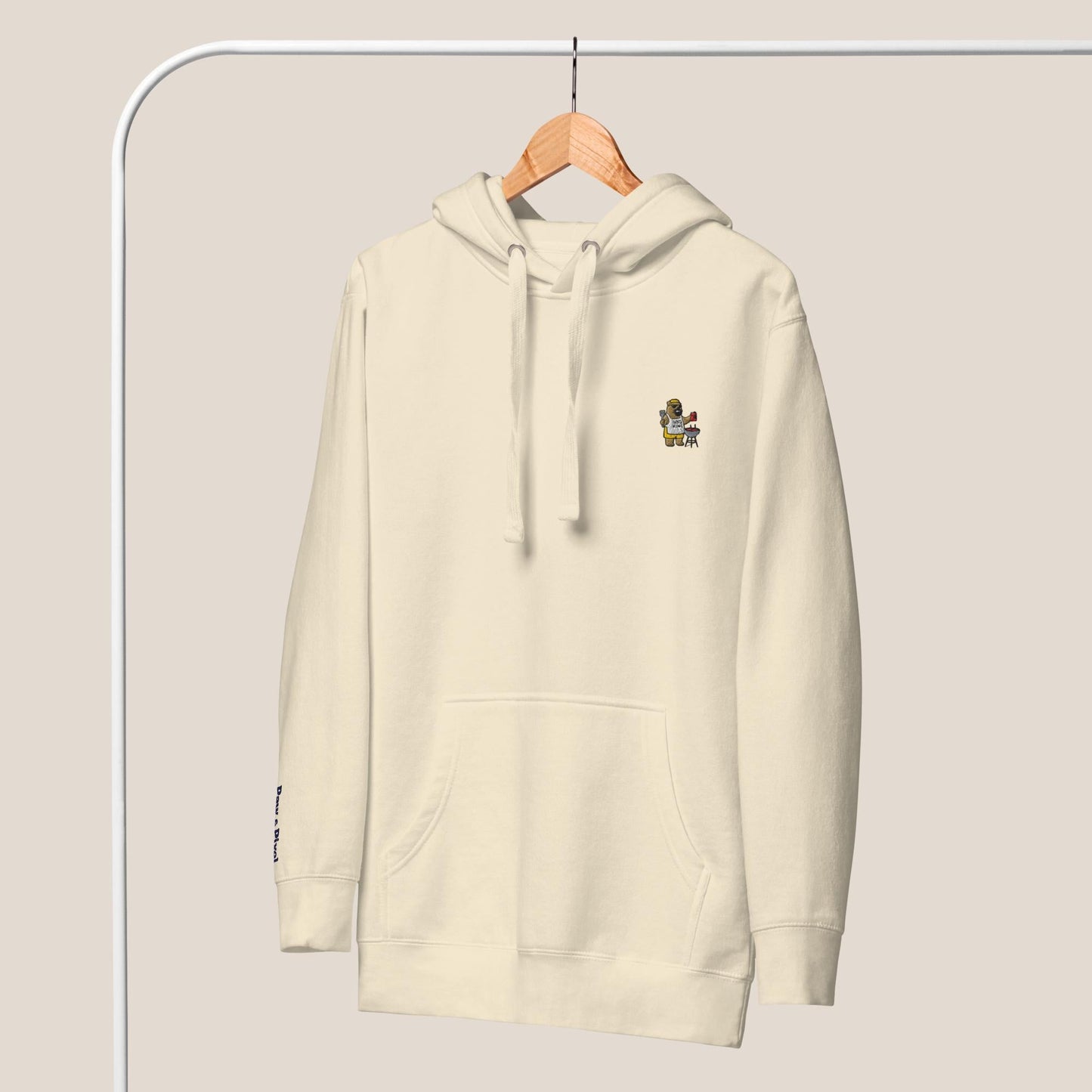 Hoodie - BBQ Bär in Cremeweiß - Paw & Pixel Stickdesign