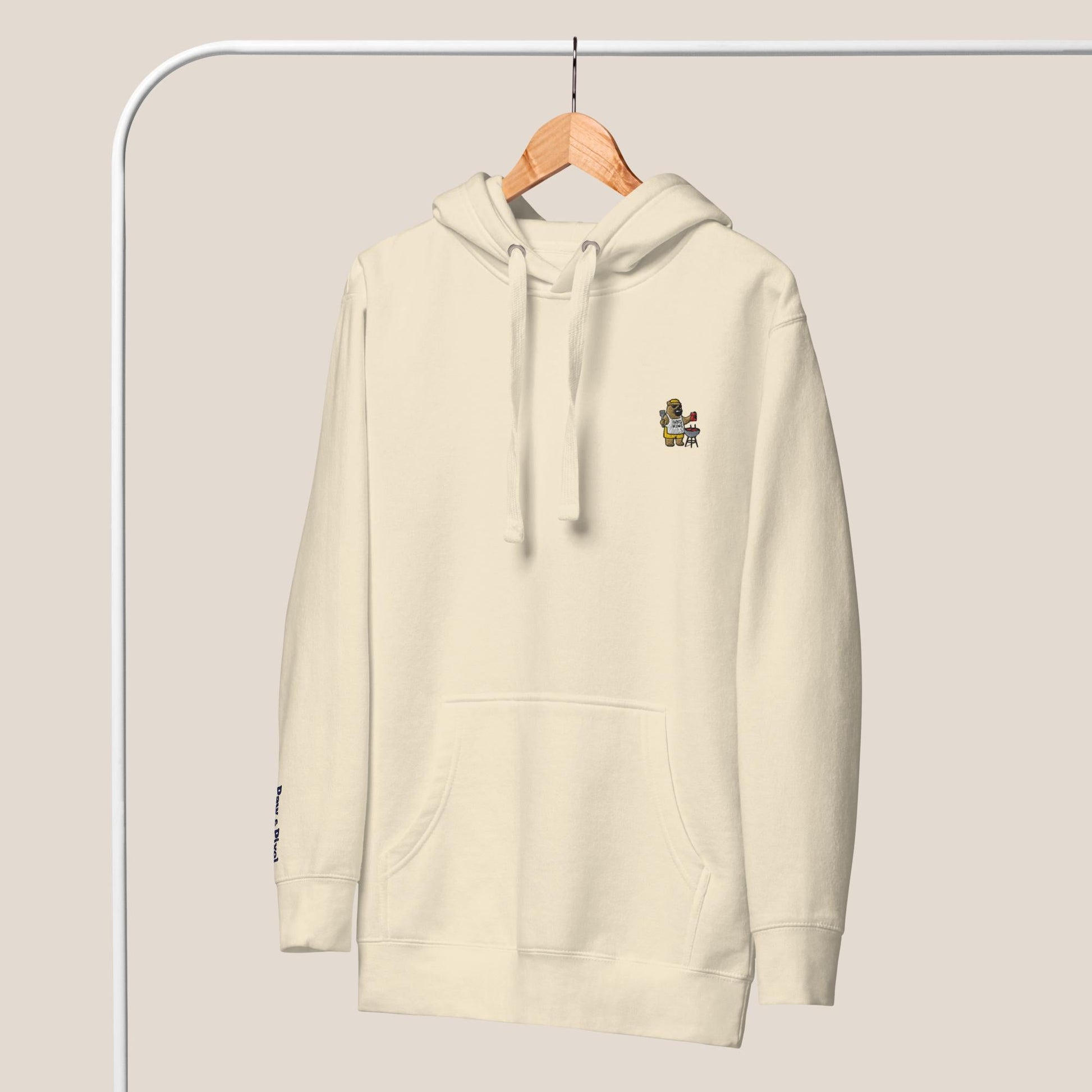 Hoodie - BBQ Bär in Cremeweiß - Paw & Pixel Stickdesign