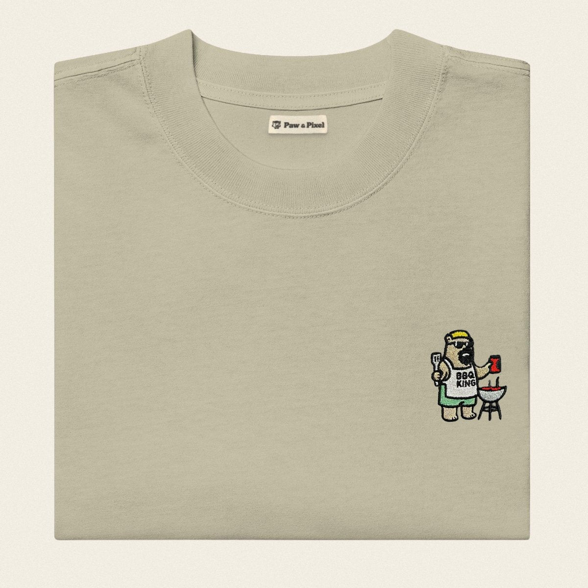 Oversized T-Shirt - BBQ Bär in Eukalyptusgrün - Paw & Pixel Stickdesign