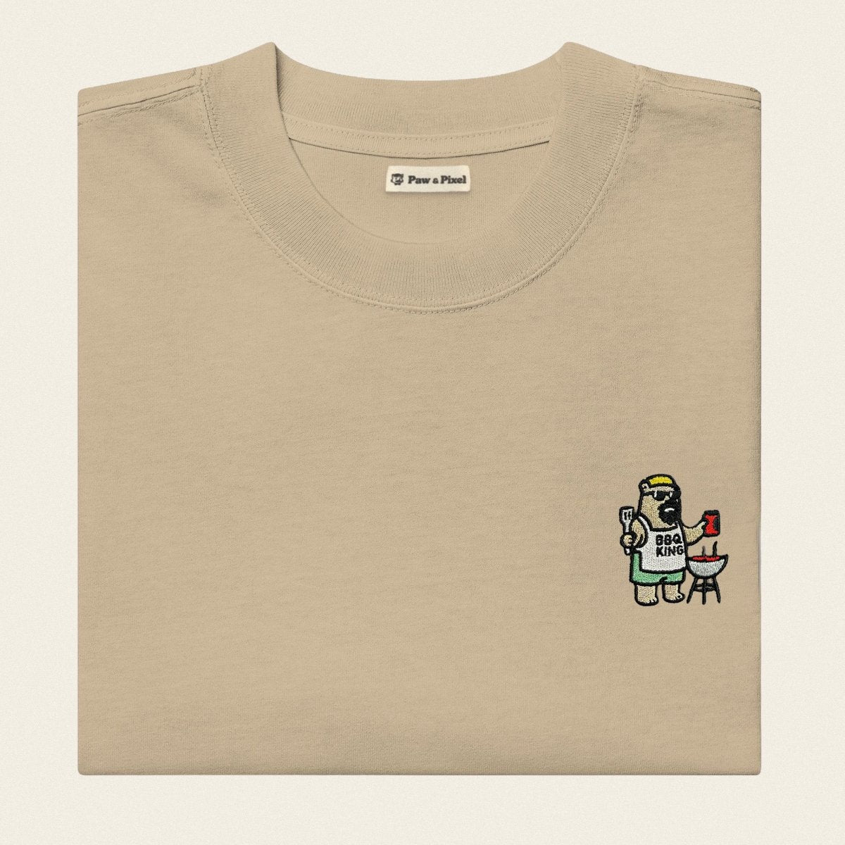 Oversized T-Shirt - BBQ Bär in Khaki - Paw & Pixel Stickdesign
