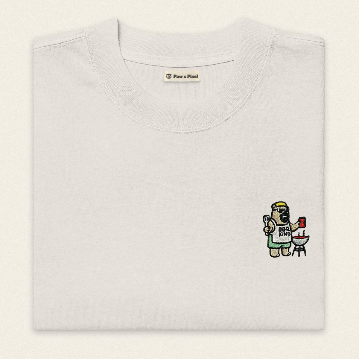 Oversized T-Shirt - BBQ Bär in Weiß - Paw & Pixel Stickdesign