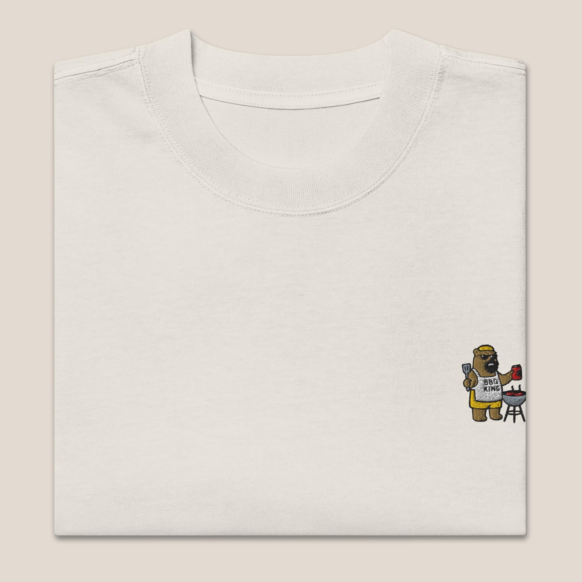 Oversized T-Shirt - BBQ Bär in Beige/Sand (verwaschen) - Paw & Pixel Stickdesign