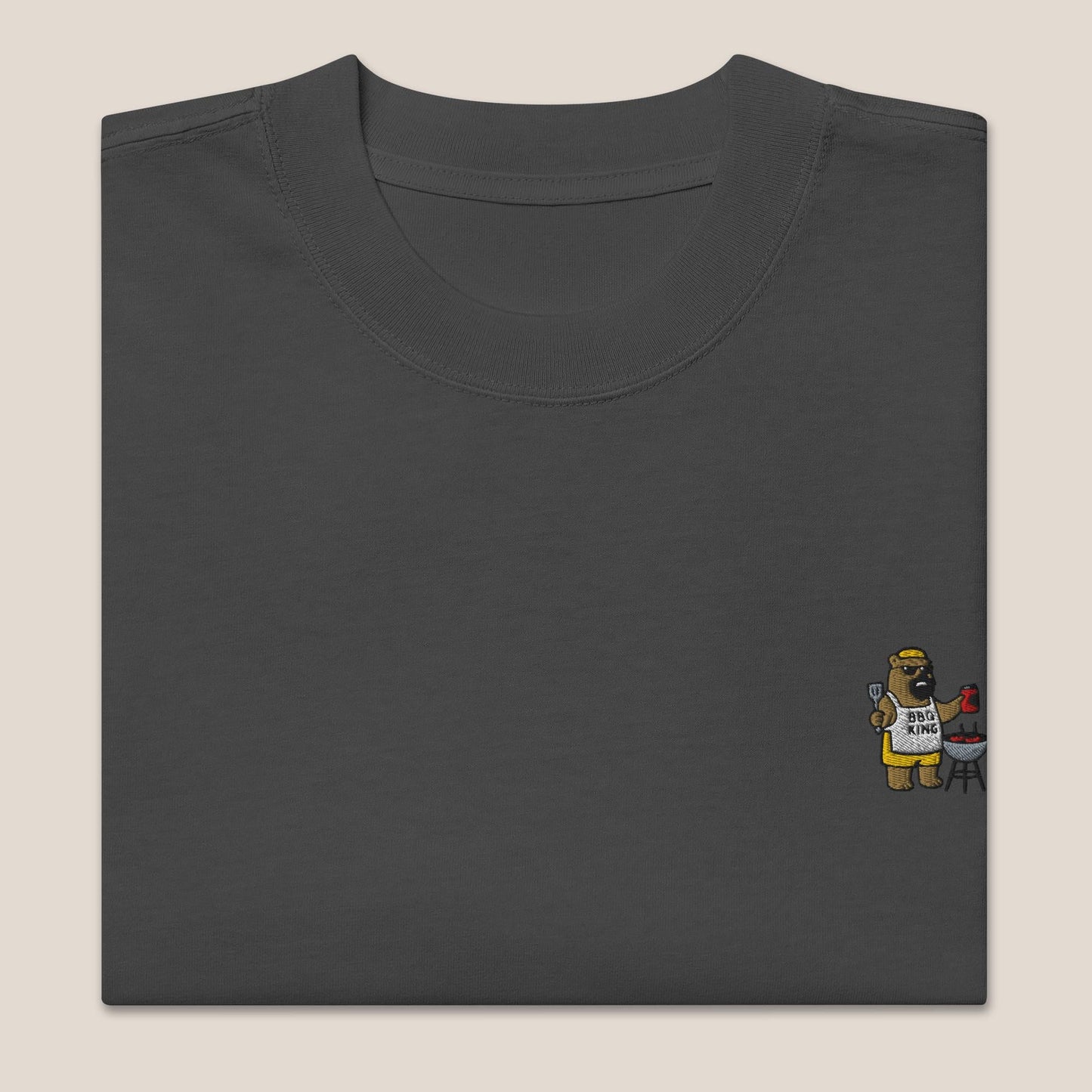 Oversized T-Shirt - BBQ Bär in Schwarz (verwaschen) - Paw & Pixel Stickdesign