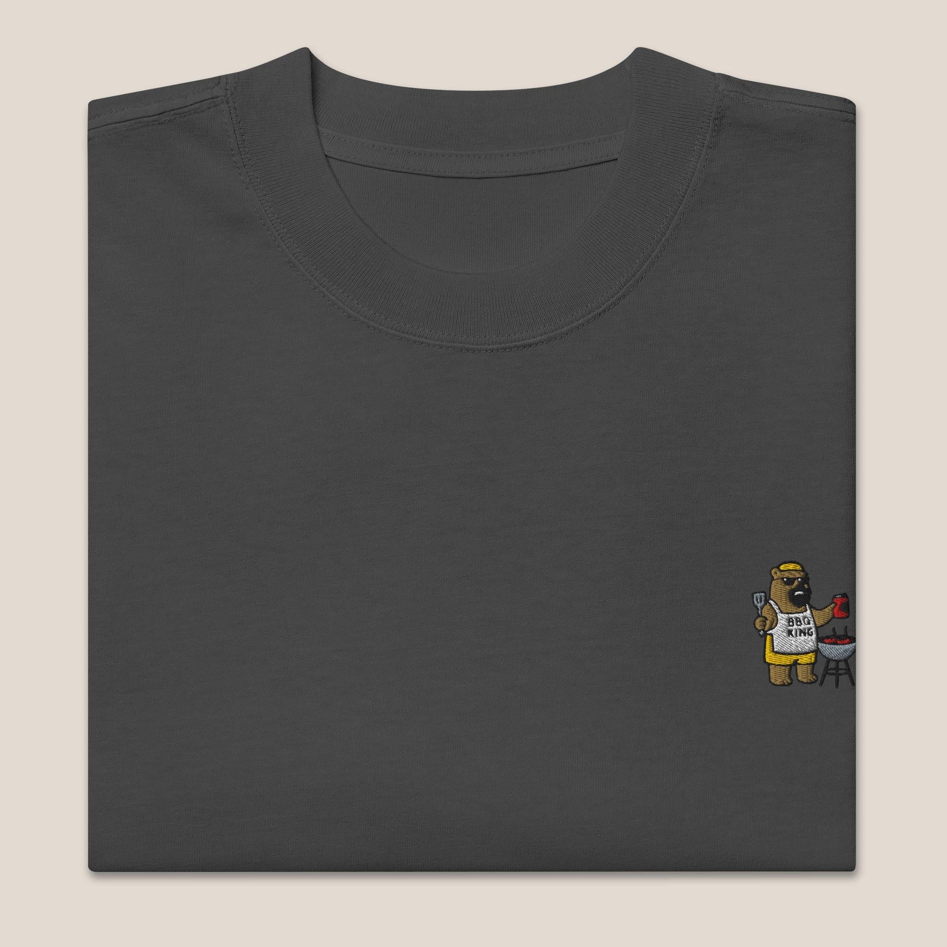 Oversized T-Shirt - BBQ Bär in Schwarz (verwaschen) - Paw & Pixel Stickdesign