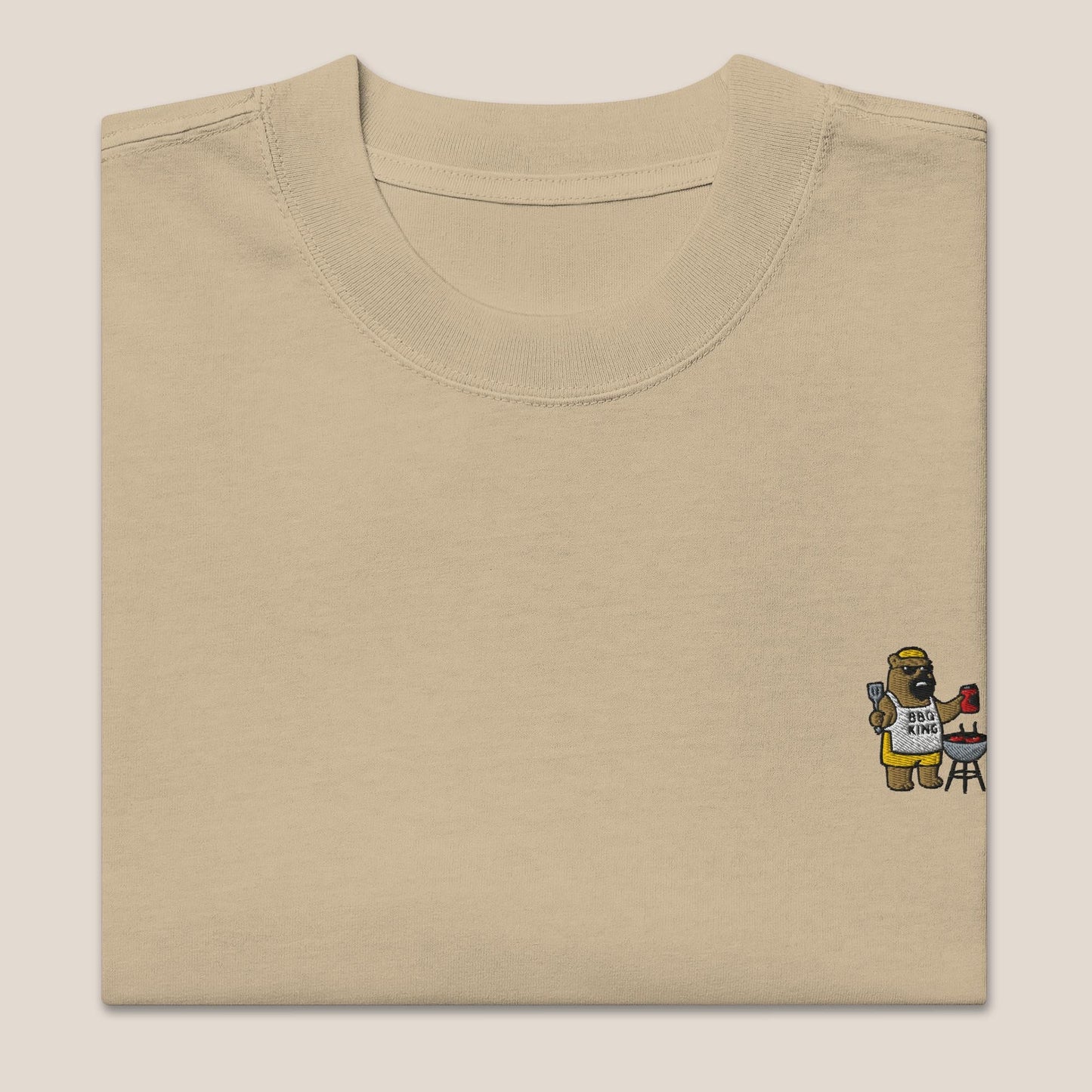 Oversized T-Shirt - BBQ Bär in Khaki (verwaschen) - Paw & Pixel Stickdesign