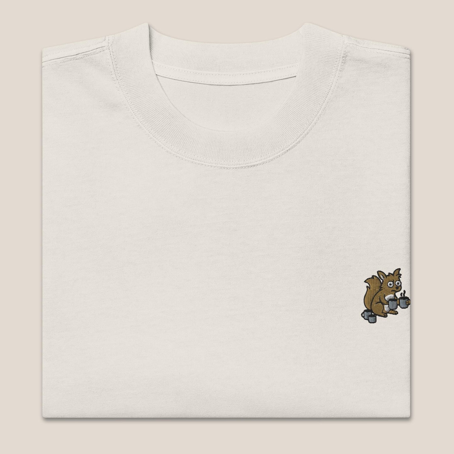 Oversized T-Shirt - Coffee Junkie in Beige/Sand (verwaschen) - Paw & Pixel Stickdesign