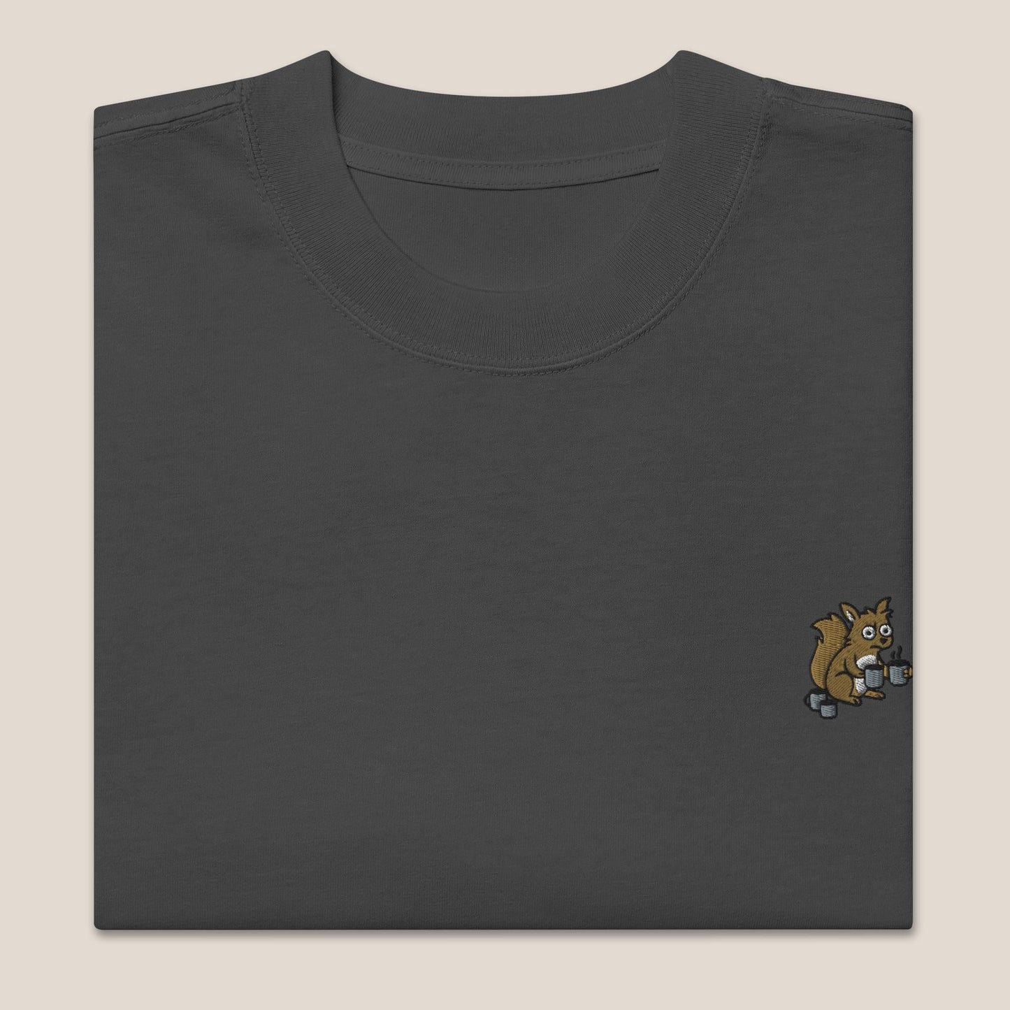 Oversized T-Shirt - Coffee Junkie in Schwarz (verwaschen) - Paw & Pixel Stickdesign