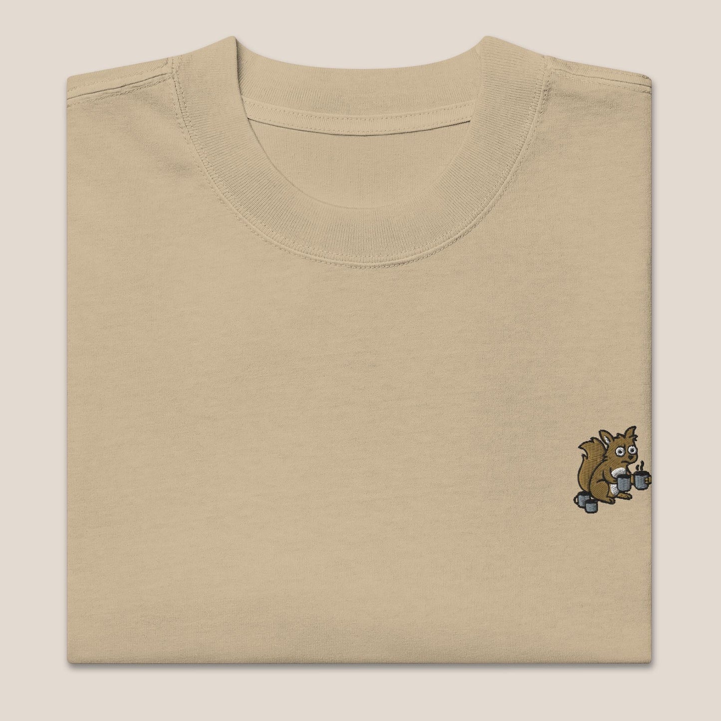 Oversized T-Shirt - Coffee Junkie in Khaki (verwaschen) - Paw & Pixel Stickdesign