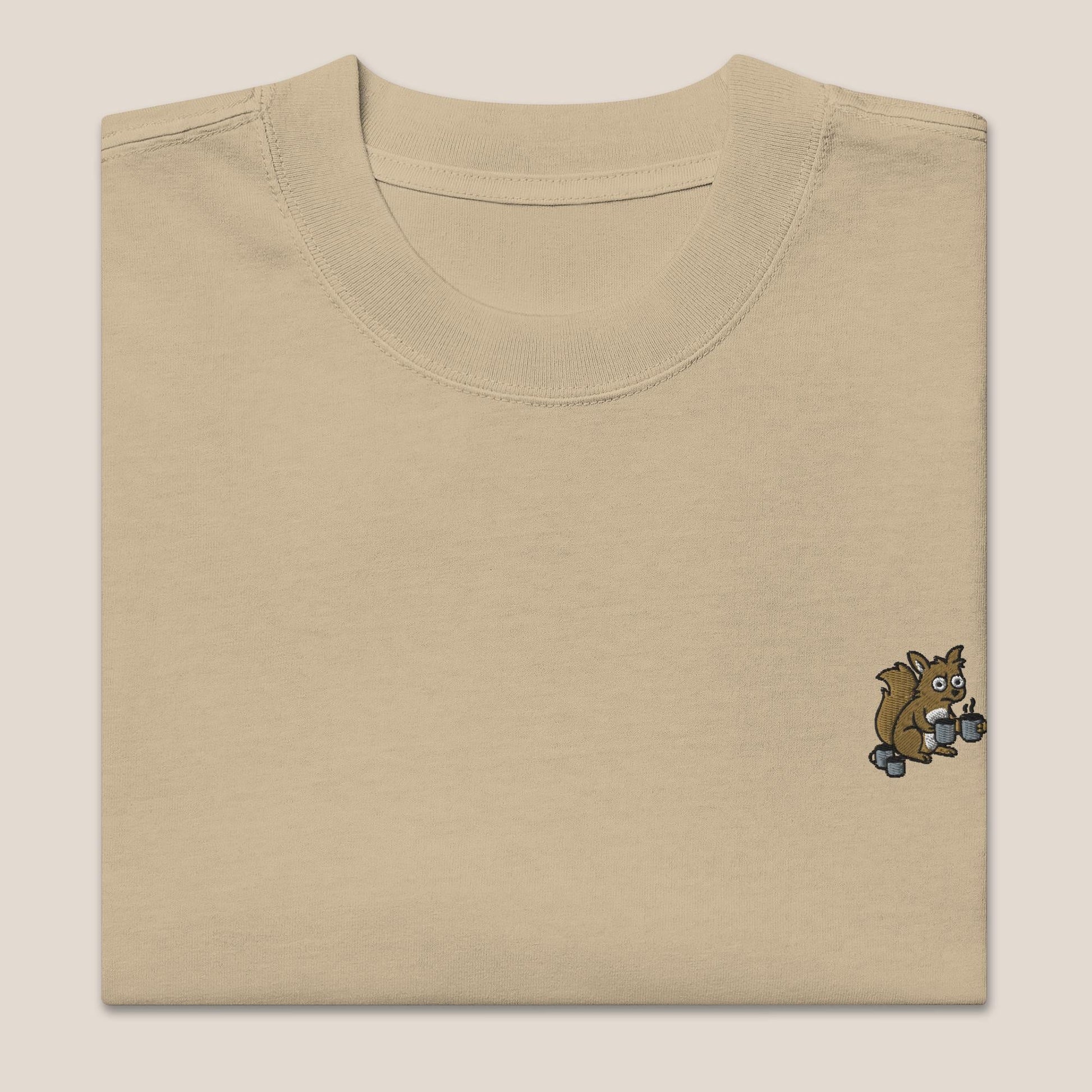Oversized T-Shirt - Coffee Junkie in Khaki (verwaschen) - Paw & Pixel Stickdesign