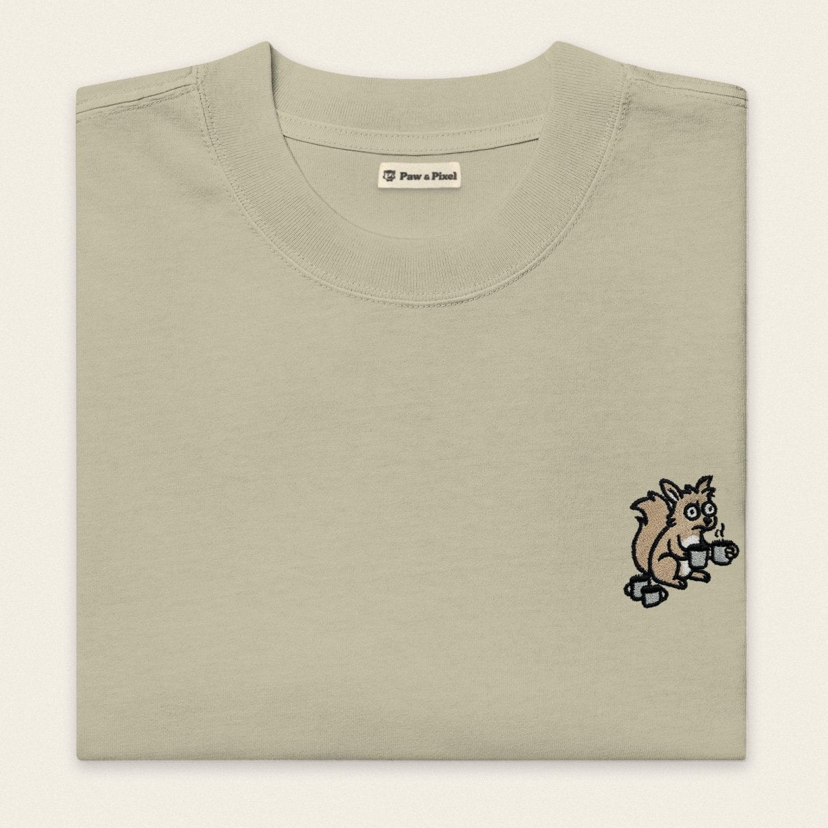 Oversized T-Shirt - Coffee Junkie in Eukalyptusgrün - Paw & Pixel Stickdesign