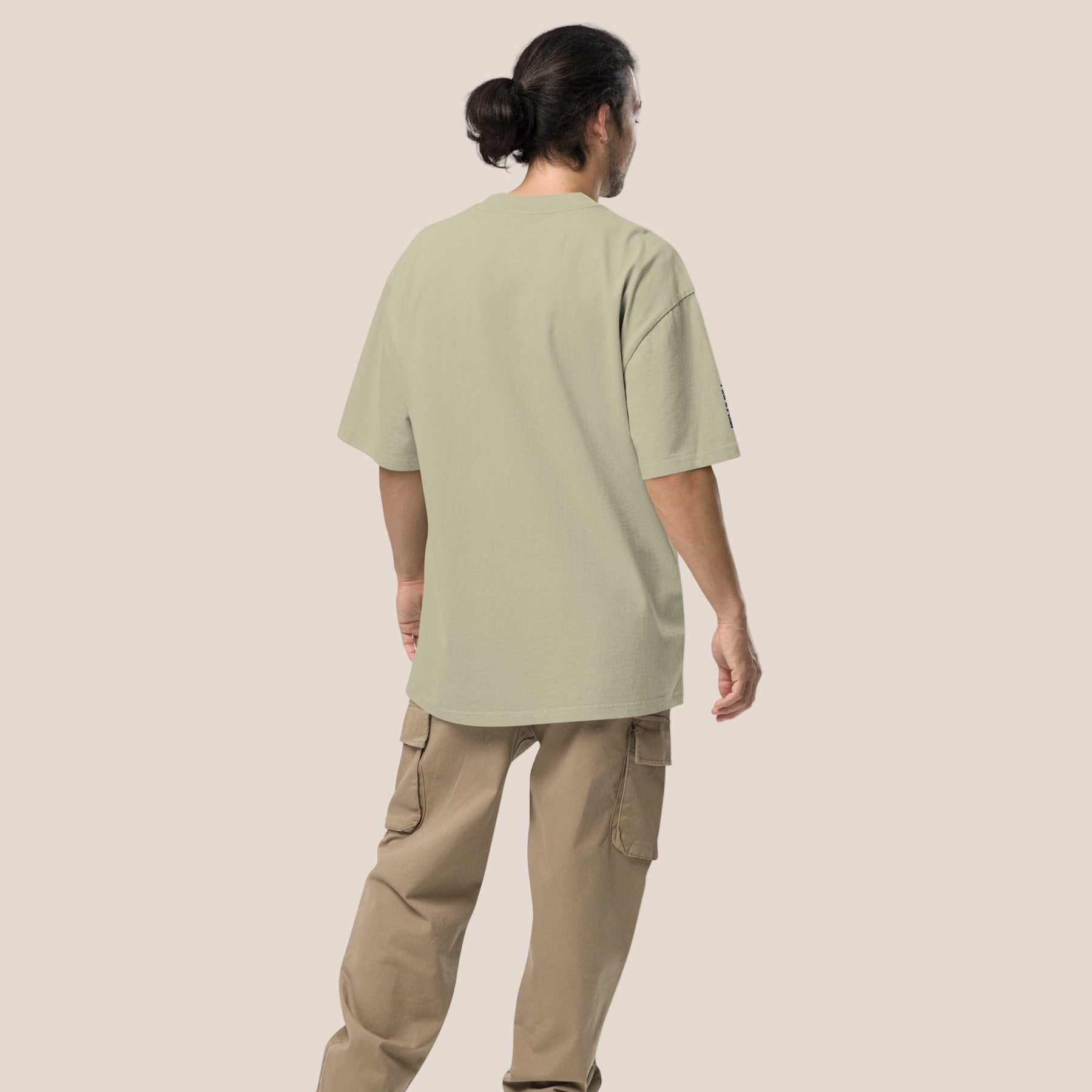 Oversized T-Shirt - Groovy Bee in Schwarz (verwaschen) - Paw & Pixel Stickdesign