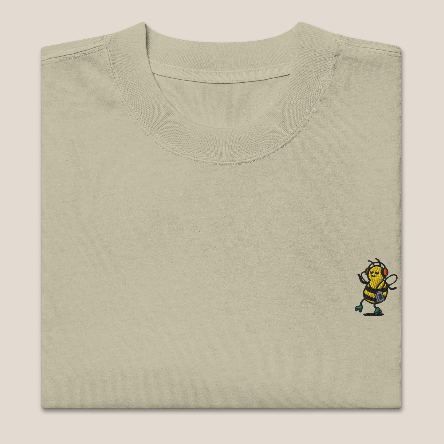 Oversized T-Shirt - Groovy Bee in Eukalyptusgrün (verwaschen) - Paw & Pixel Stickdesign