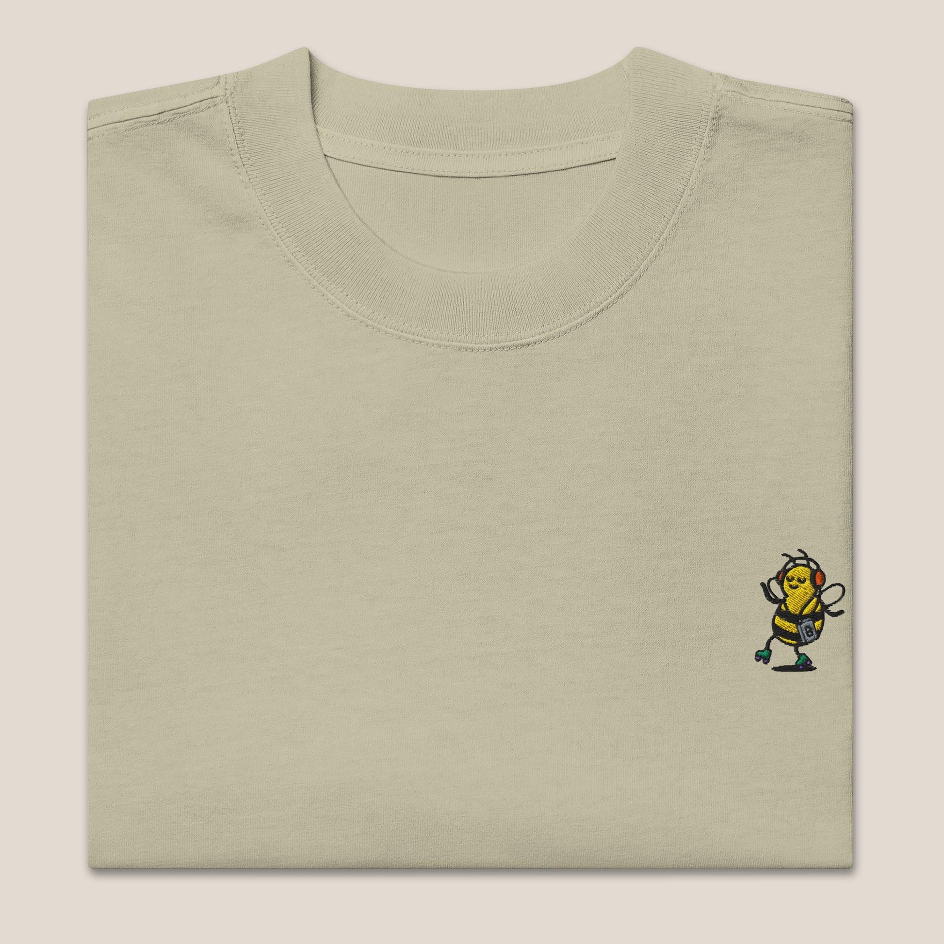 Oversized T-Shirt - Groovy Bee in Eukalyptusgrün (verwaschen) - Paw & Pixel Stickdesign