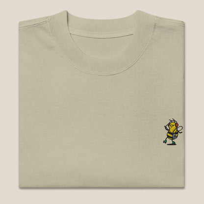 Oversized T-Shirt - Groovy Bee in Eukalyptusgrün (verwaschen) - Paw & Pixel Stickdesign