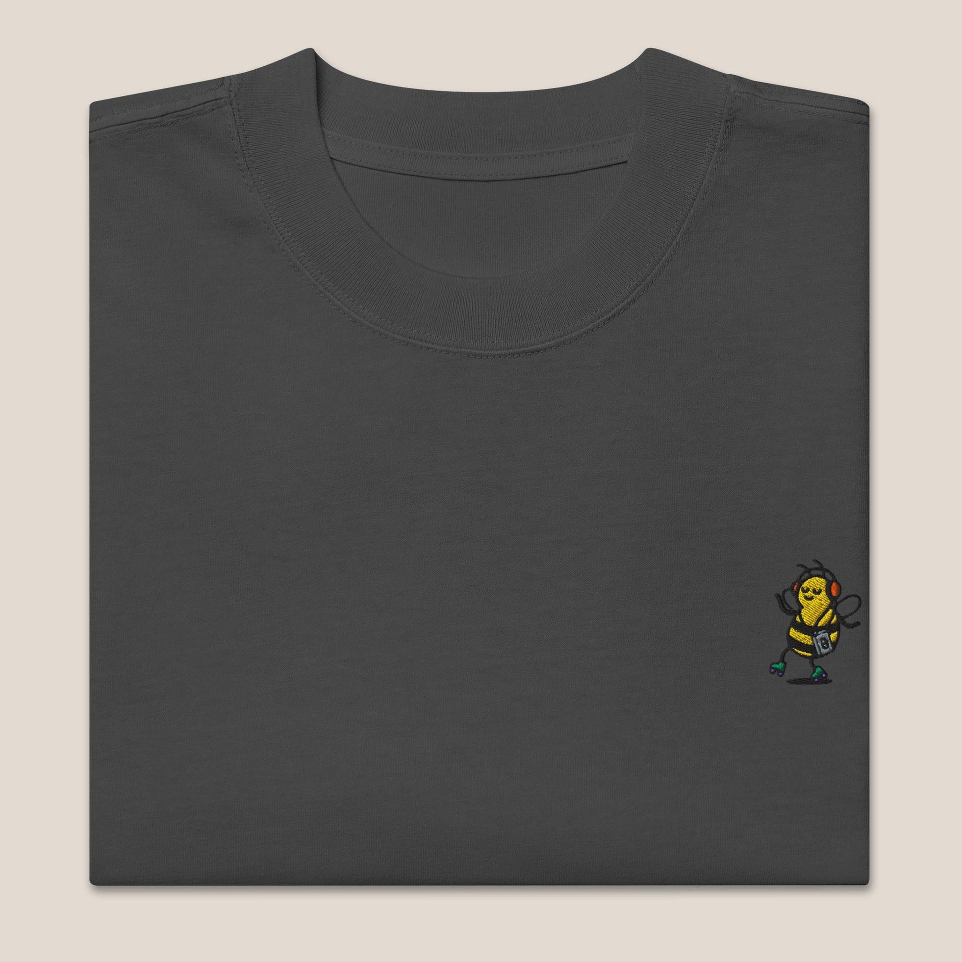 Oversized T-Shirt - Groovy Bee in Schwarz (verwaschen) - Paw & Pixel Stickdesign