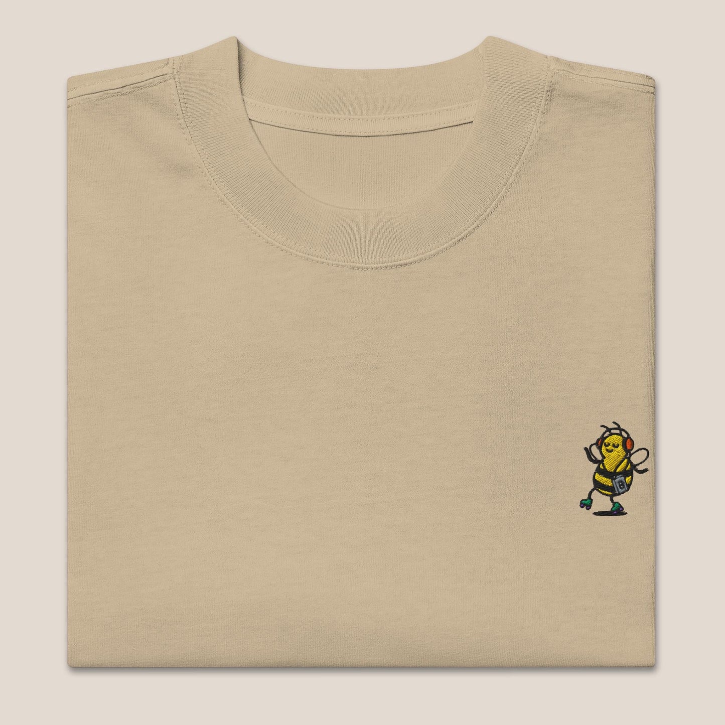 Oversized T-Shirt - Groovy Bee in Khaki (verwaschen) - Paw & Pixel Stickdesign