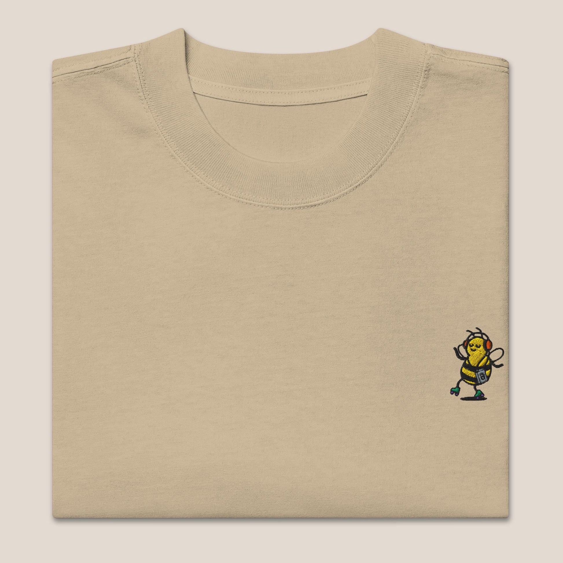 Oversized T-Shirt - Groovy Bee in Khaki (verwaschen) - Paw & Pixel Stickdesign