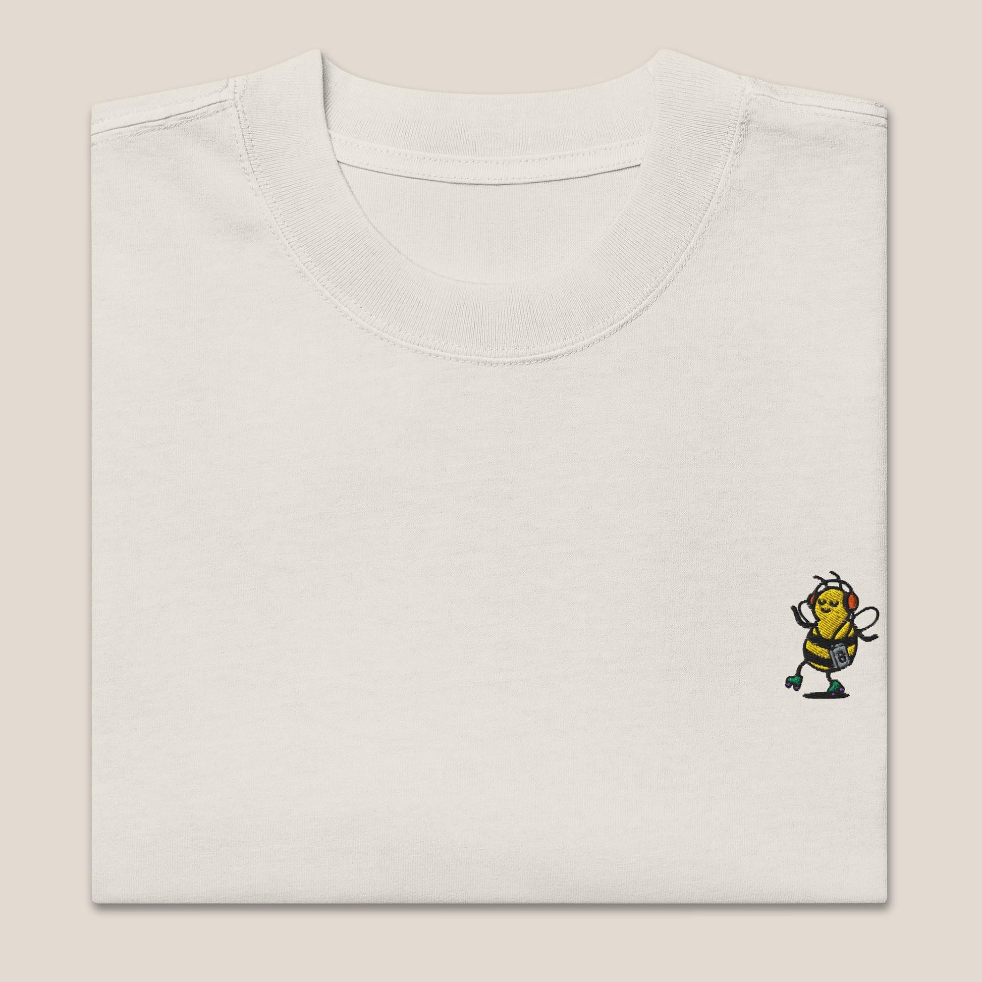 Oversized T-Shirt - Groovy Bee in Beige/Sand (verwaschen) - Paw & Pixel Stickdesign