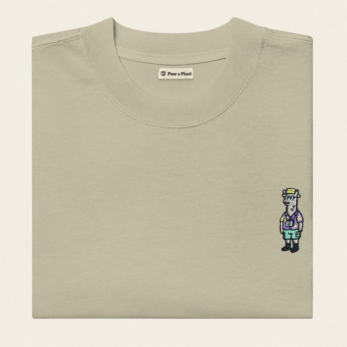 Oversized T-Shirt - Llama on Tour in Eukalyptusgrün - Paw & Pixel Stickdesign