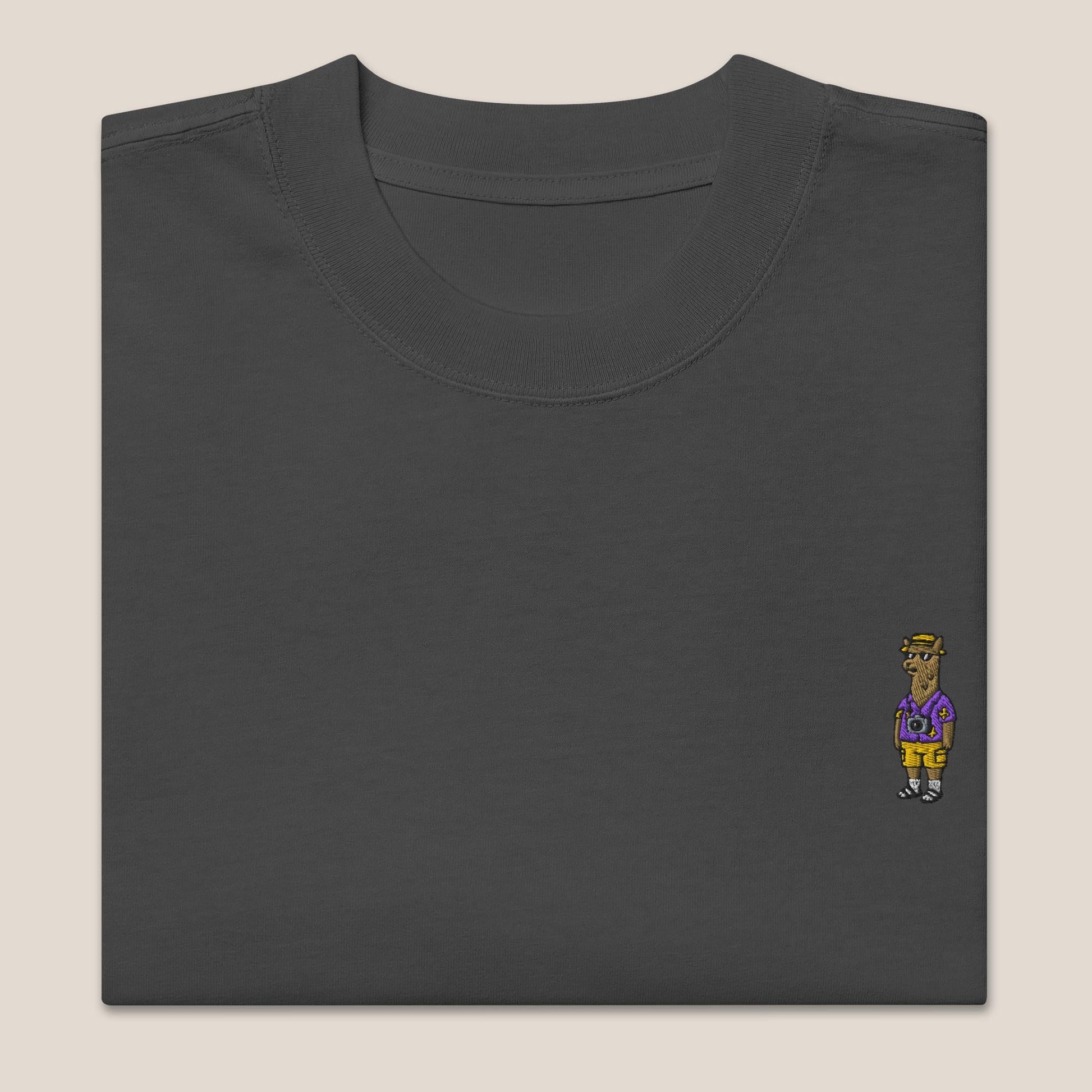 Oversized T-Shirt - Llama on Tour in Schwarz (verwaschen) - Paw & Pixel Stickdesign