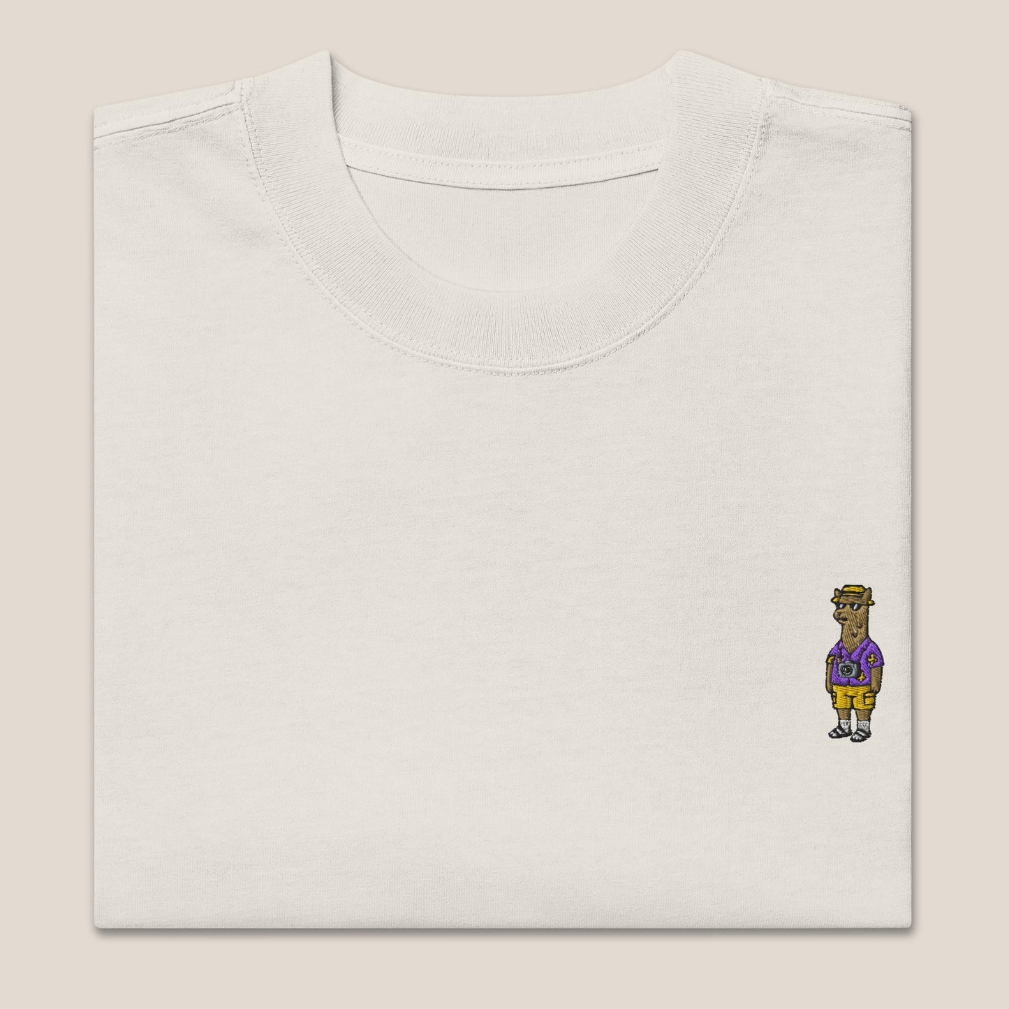 Oversized T-Shirt - Llama on Tour in Beige/Sand (verwaschen) - Paw & Pixel Stickdesign