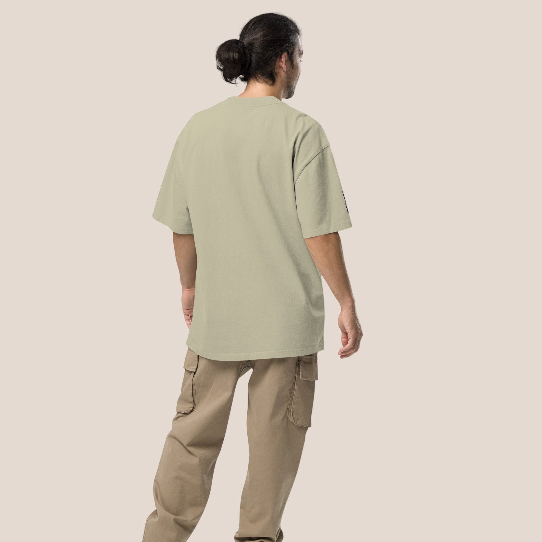 Oversized T-Shirt - Llama on Tour in Schwarz (verwaschen) - Paw & Pixel Stickdesign