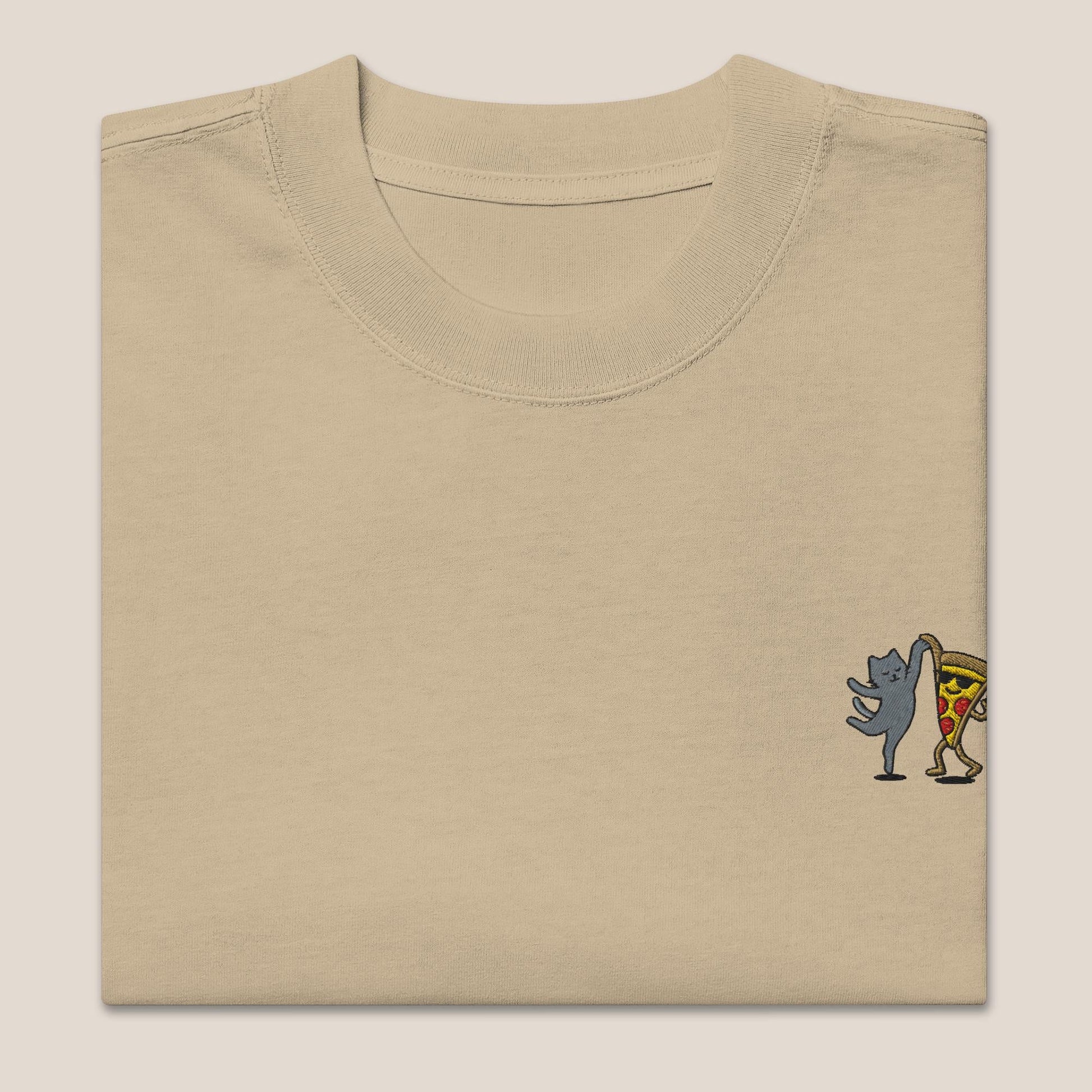 Oversized T-Shirt - Party Cat in Khaki (verwaschen) - Paw & Pixel Stickdesign