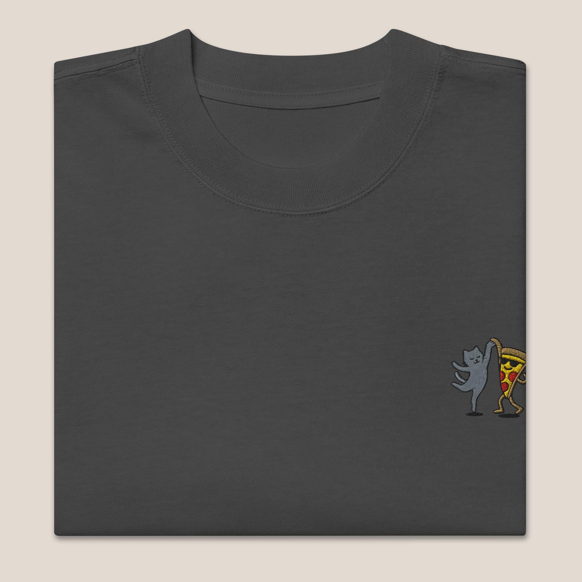 Oversized T-Shirt - Party Cat in Schwarz (verwaschen) - Paw & Pixel Stickdesign