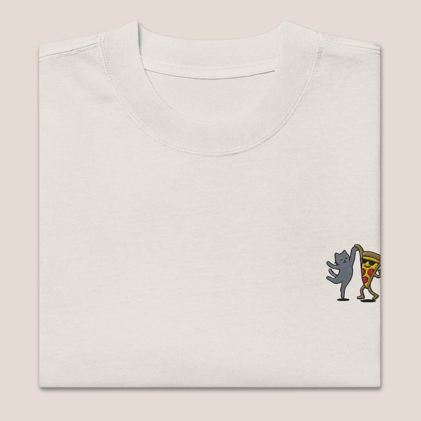 Oversized T-Shirt - Party Cat in Beige/Sand (verwaschen) - Paw & Pixel Stickdesign