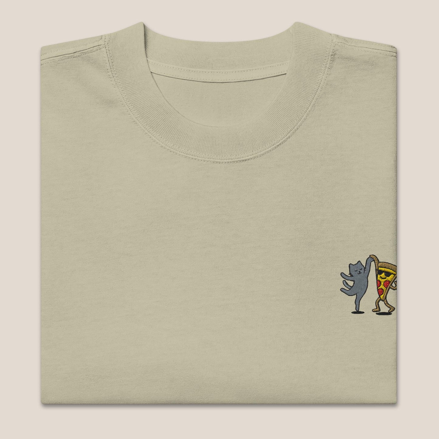 Oversized T-Shirt - Party Cat in Eukalyptusgrün (verwaschen) - Paw & Pixel Stickdesign