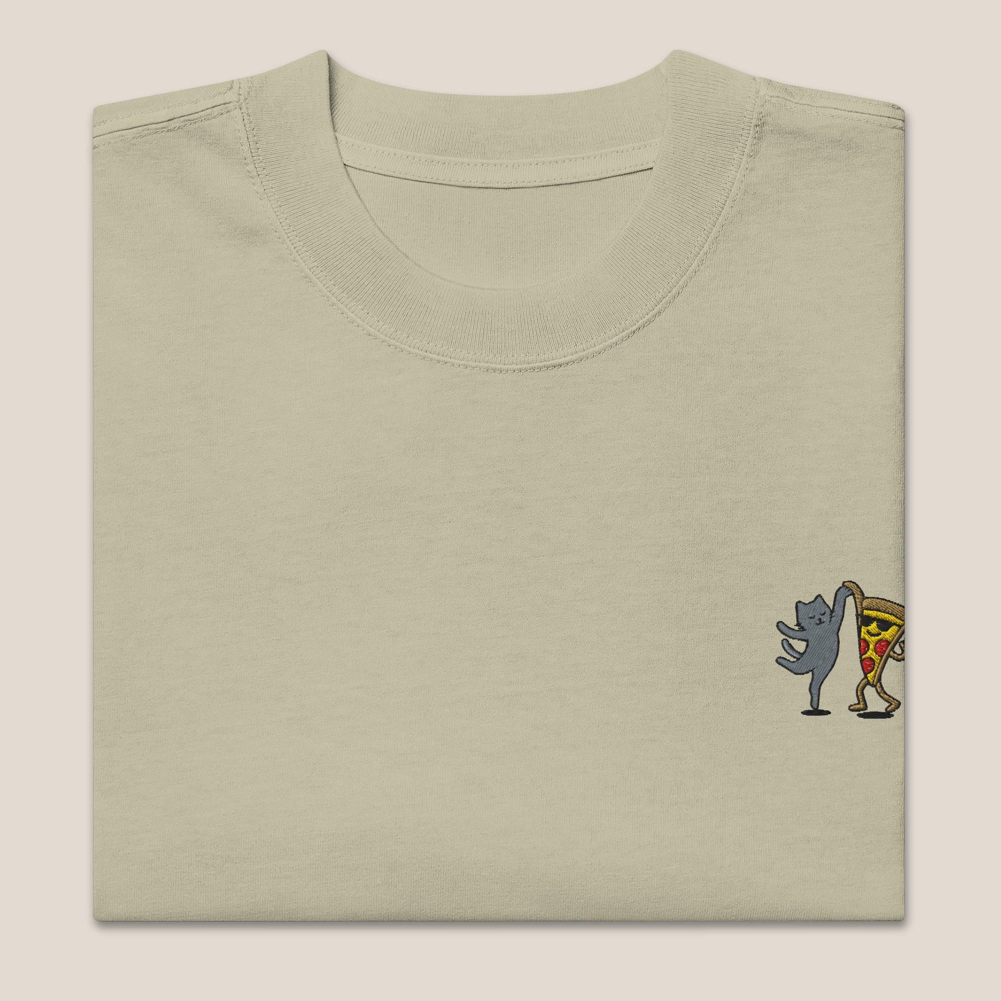 Oversized T-Shirt - Party Cat in Eukalyptusgrün (verwaschen) - Paw & Pixel Stickdesign