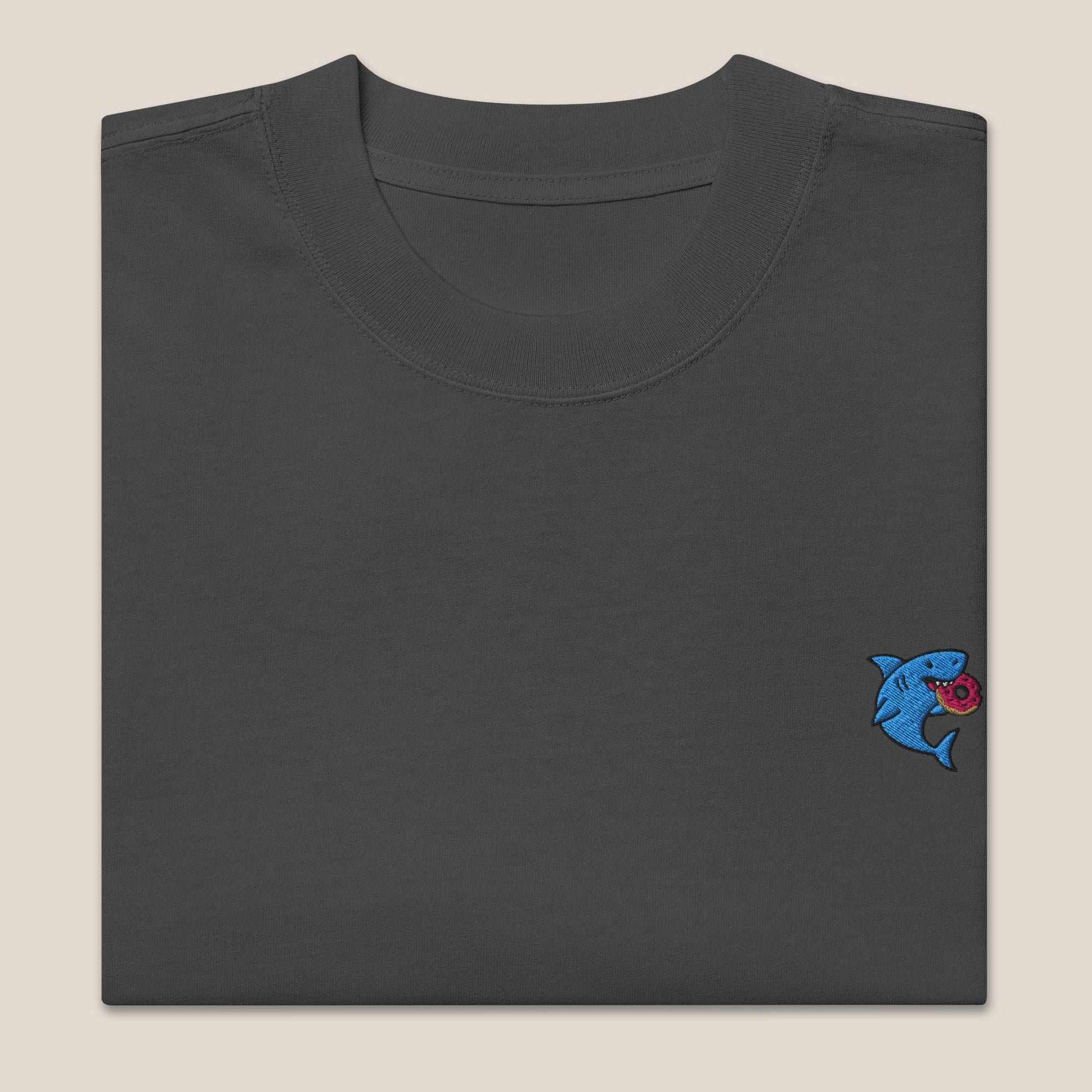 Oversized T-Shirt - Snack Attack in Schwarz (verwaschen) - Paw & Pixel Stickdesign