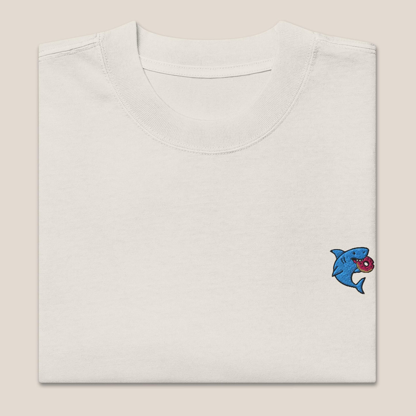 Oversized T-Shirt - Snack Attack in Beige/Sand (verwaschen) - Paw & Pixel Stickdesign