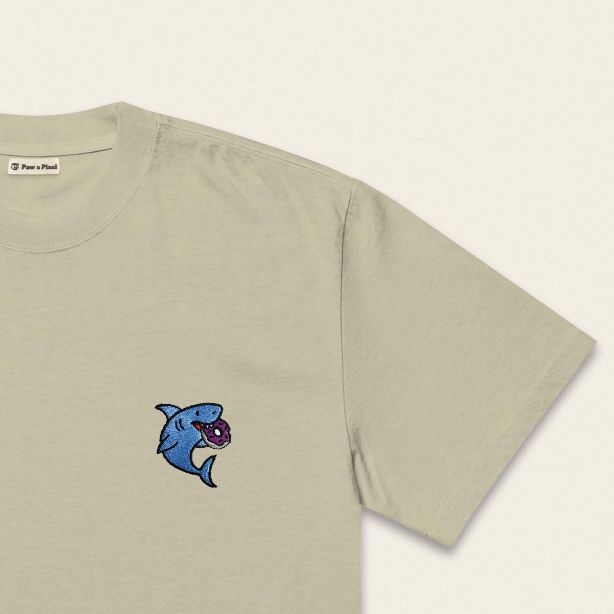 Oversized T-Shirt - Snack Attack in Schwarz - Paw & Pixel Stickdesign