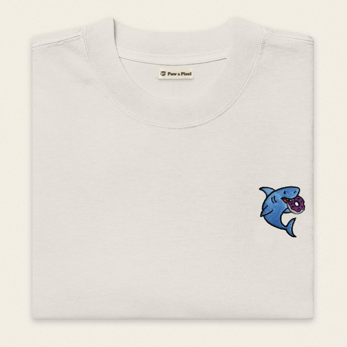 Oversized T-Shirt - Snack Attack in Weiß - Paw & Pixel Stickdesign