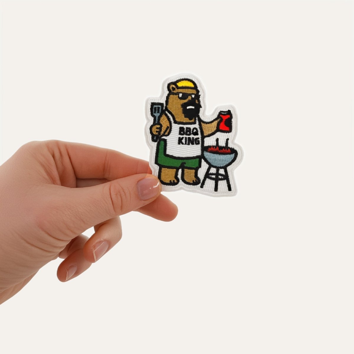 Patch – BBQ Bär in - Paw & Pixel Stickdesign