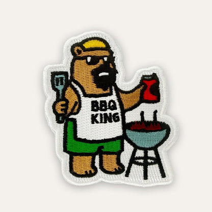 Patch – BBQ Bär in - Paw & Pixel Stickdesign